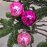 pink-glasjulekugler-hvid-dekoration-gammel-julepynt